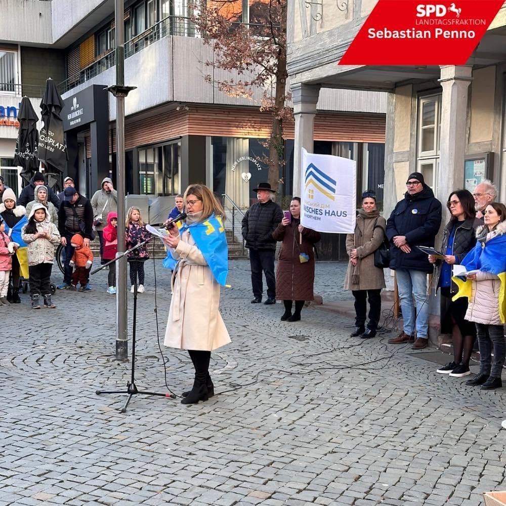 Yulya Divivi spricht: Yulya Divivi, vom Ukrainischem Haus Northeim, hält vor der Alten Wache eine Ansprache am 24.02.2024.